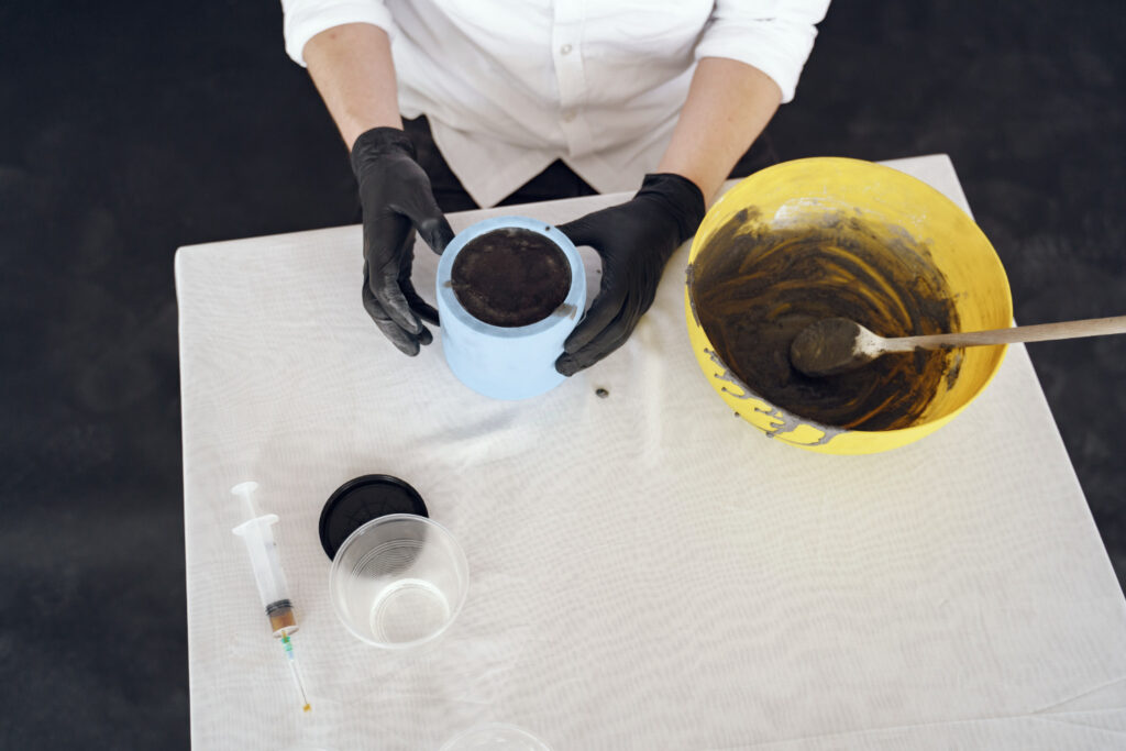 7 Benefits of Using Solvent Dyes on Metal Surfaces